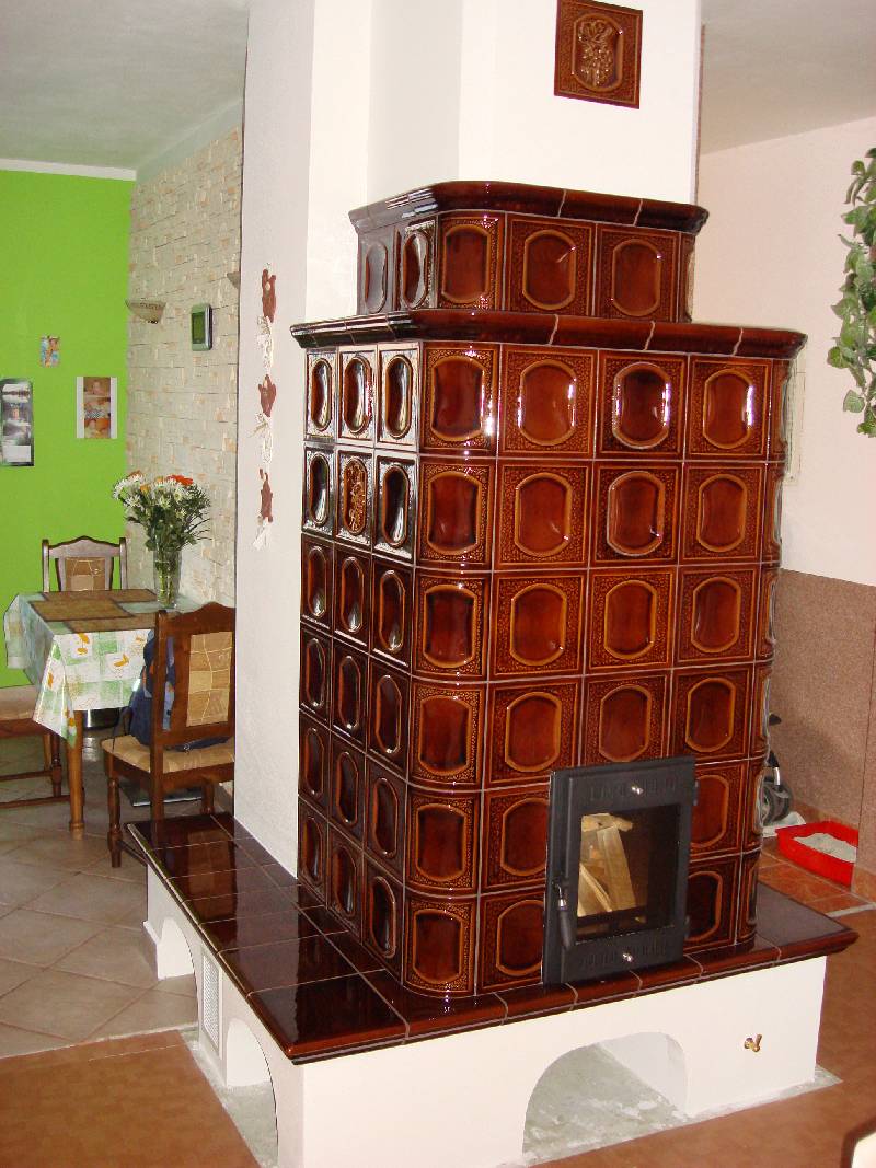 Hnedé rustikálne stĺpové kachle s lavicami s kachlicami Vekaterm a oceľovými kachľovými dvierkami JOKR